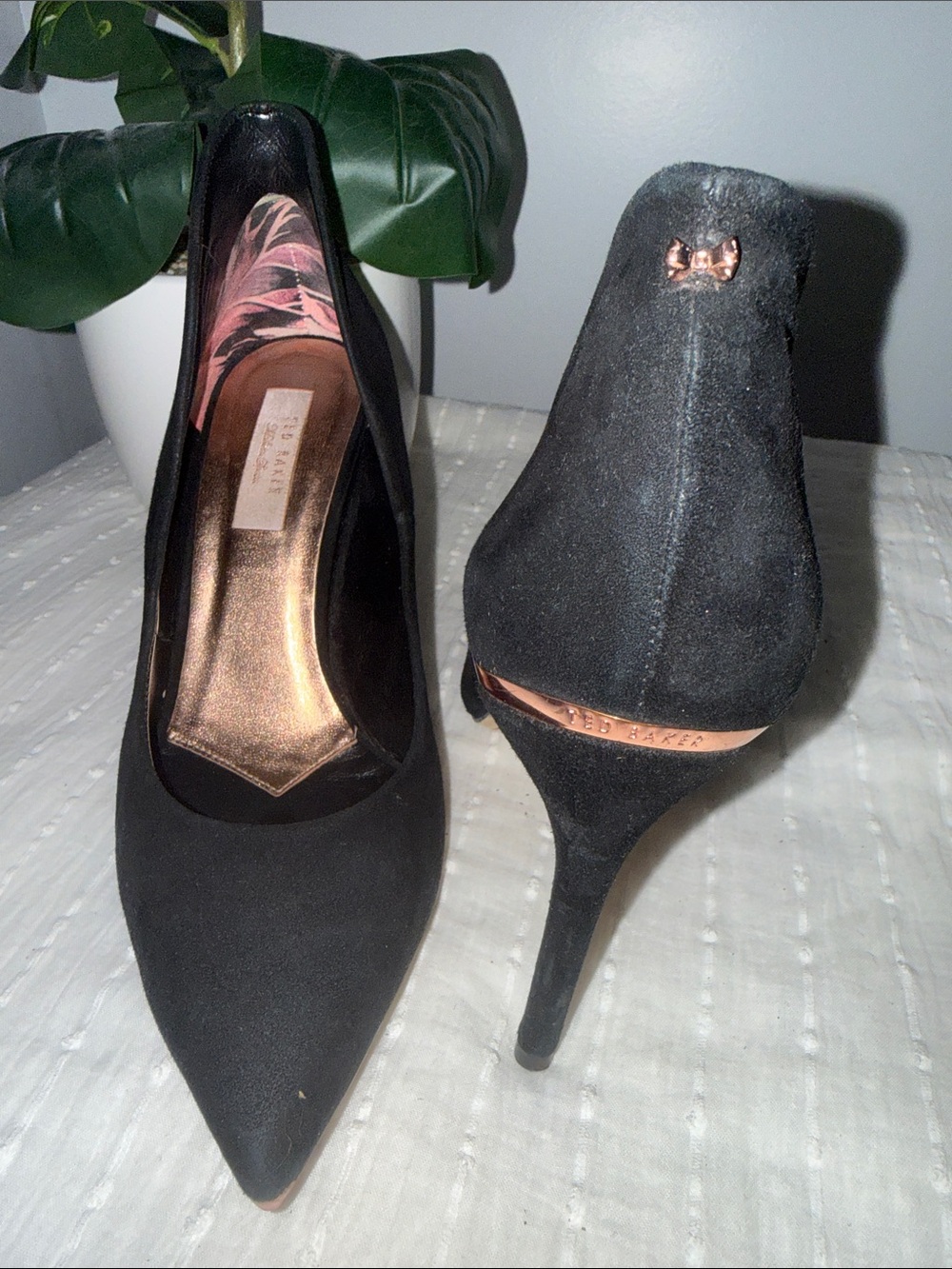 PRELOVED🖤Ted Baker Black Suede Pointed Toe Heels Rose Gold Accents. Size 40/9